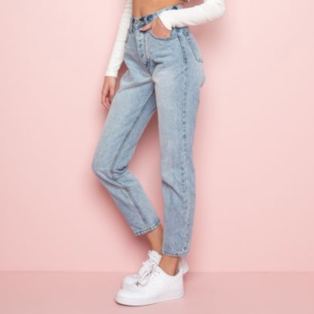 Light wash mom jeans